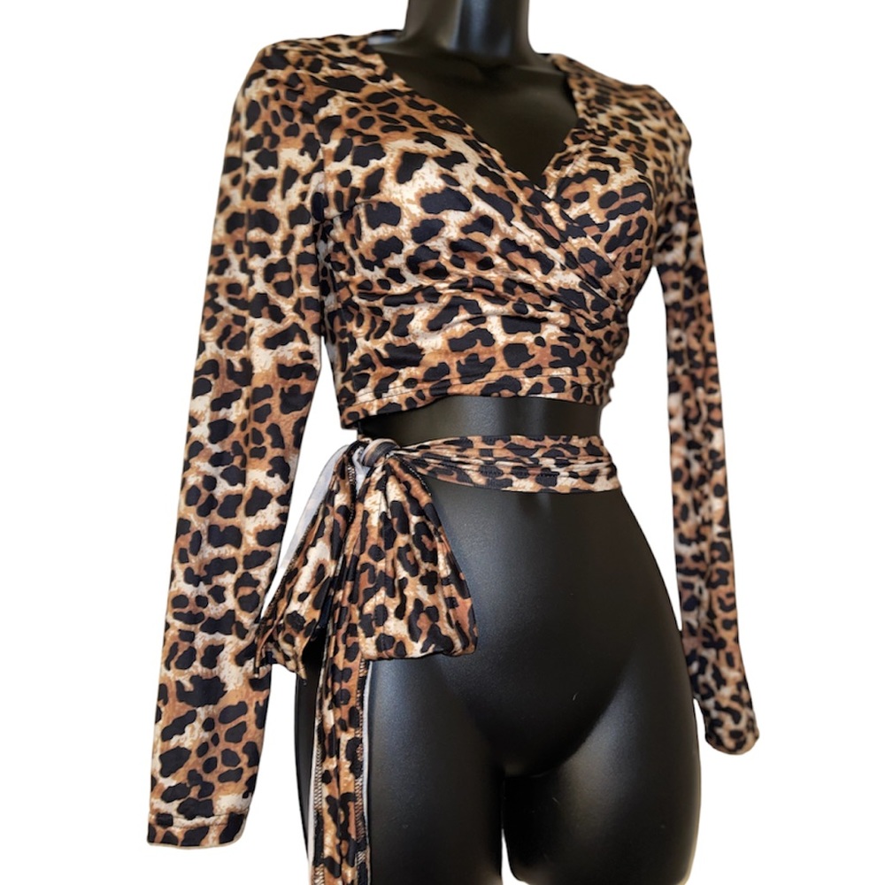 Cross tie cheetah print top size S